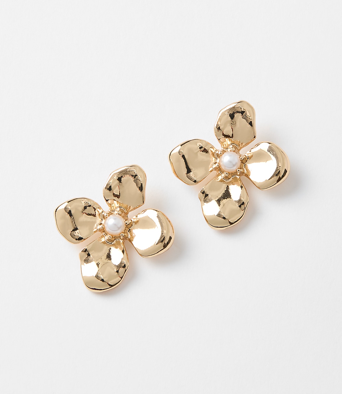 Pearlized Floral Stud Earrings