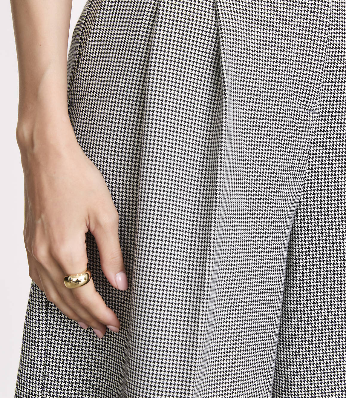 Petite LOFT Versa Seasonless Stretch Double Pleat Shorts in Mini Houndstooth