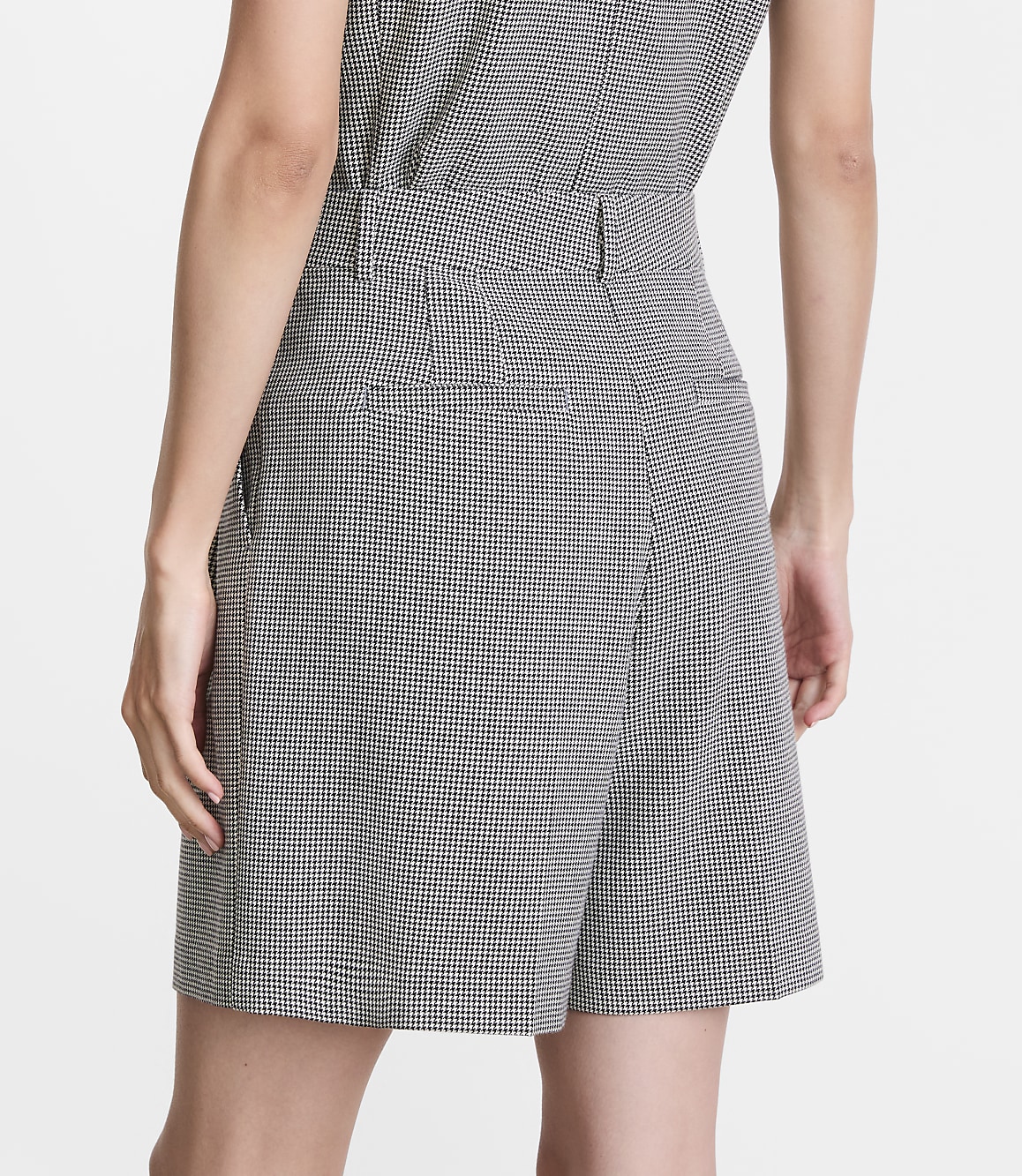 Petite LOFT Versa Seasonless Stretch Double Pleat Shorts in Mini Houndstooth