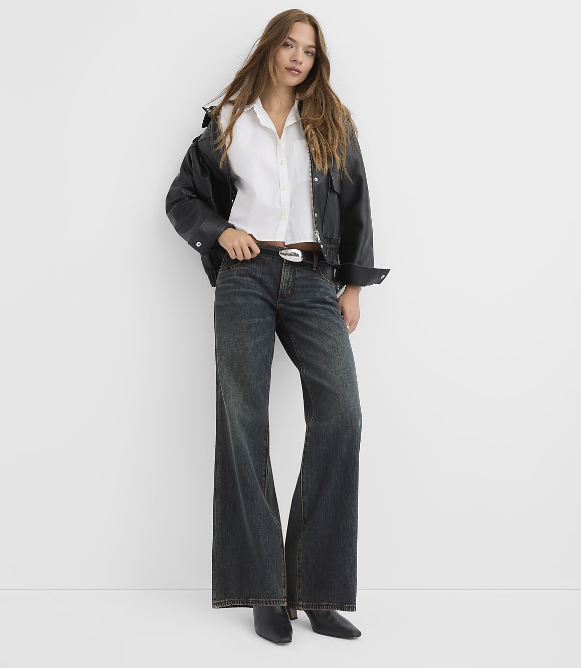 Rivete Petite Low Rise Wide Leg Jeans in Lune Wash