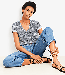 Deco Everyday V-Neck Tee carousel Product Image 1