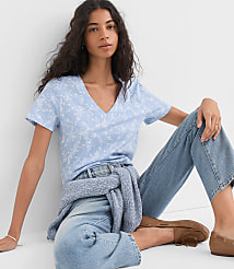 Bouquet Everyday V-Neck Tee carousel Product Image 1