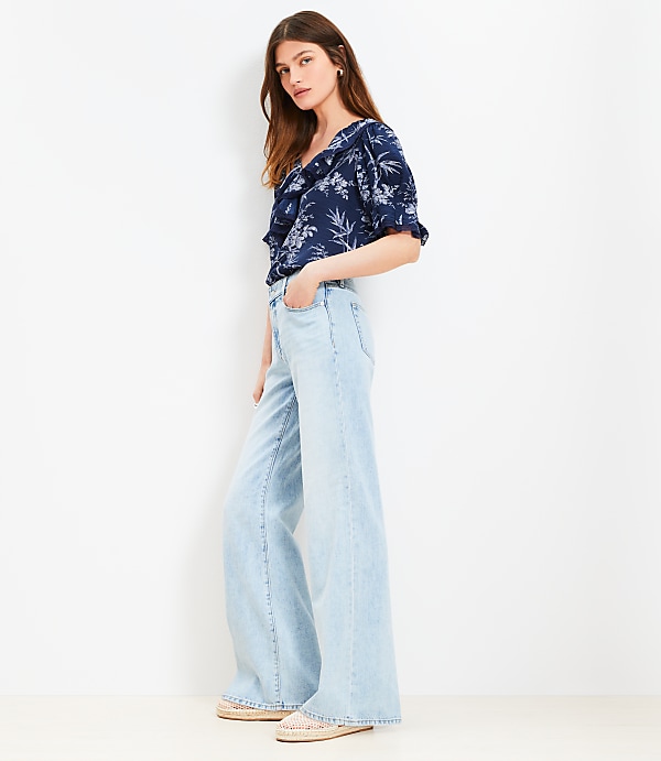 Mid Rise Wide Leg Jeans in Light Wash
