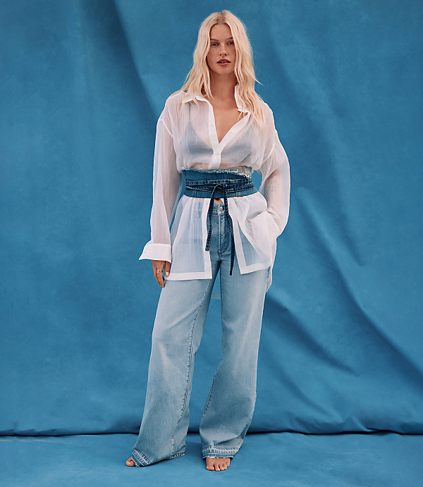 Rivete Unpicked Mid Rise Wide Leg Jeans in Vintage Light Wash