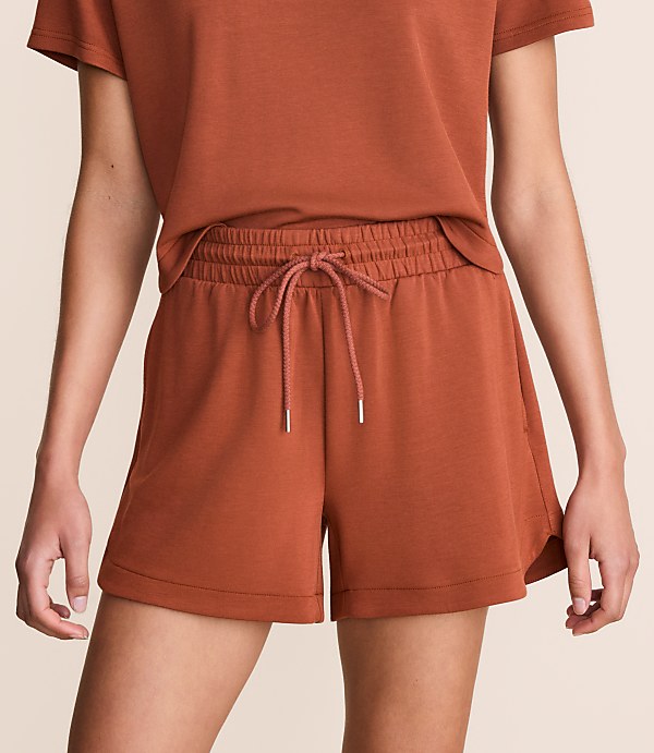 Lou & Grey Lightweight Scubasoft Rounded Hem Shorts