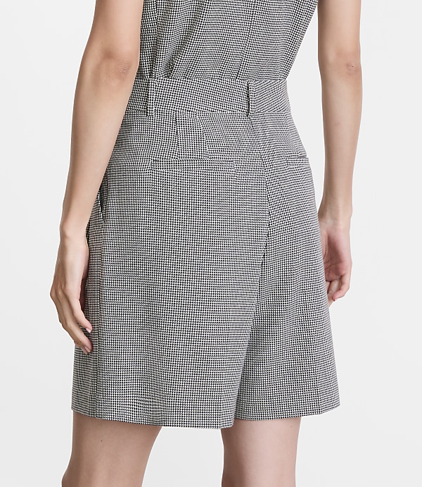 Petite LOFT Versa Seasonless Stretch Double Pleat Shorts in Mini Houndstooth