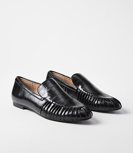 Embossed Gathered Loafers