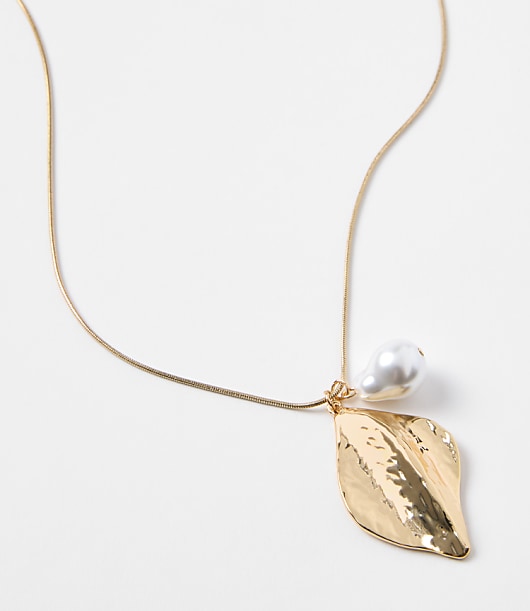 Pearlized Hammered Cluster Pull Tie Necklace